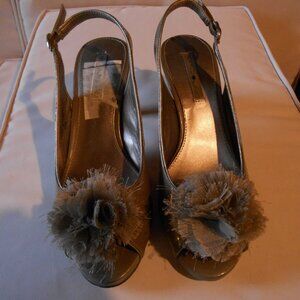 BONDELINO GRAY PATENT LEATHER EMBELLISHED SHOE THE LEFT SHOE 7.5M RIGHT SHOE 7M